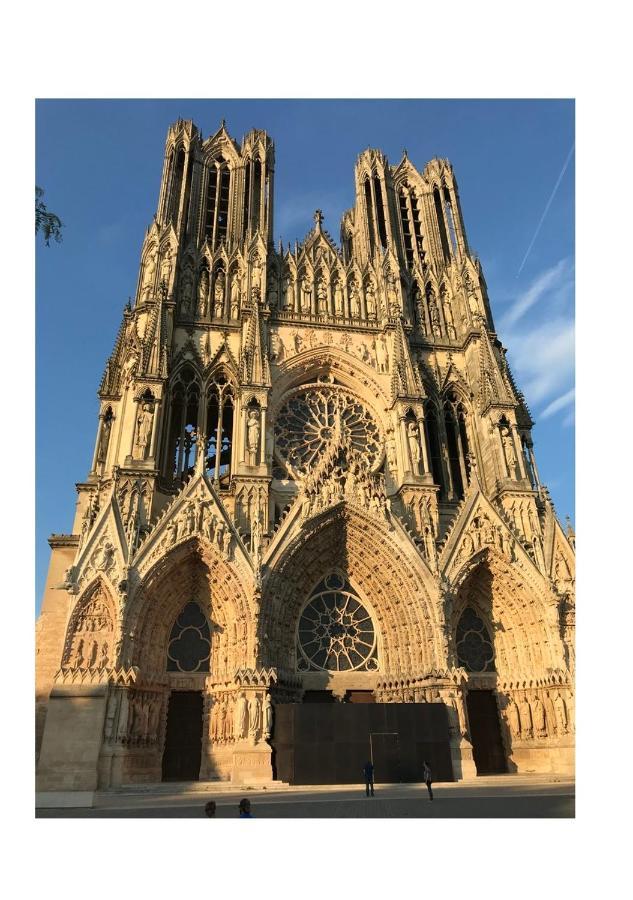 Chez La Reg'- Aux Pieds De La Cathedrale Apartment Reims Exterior photo